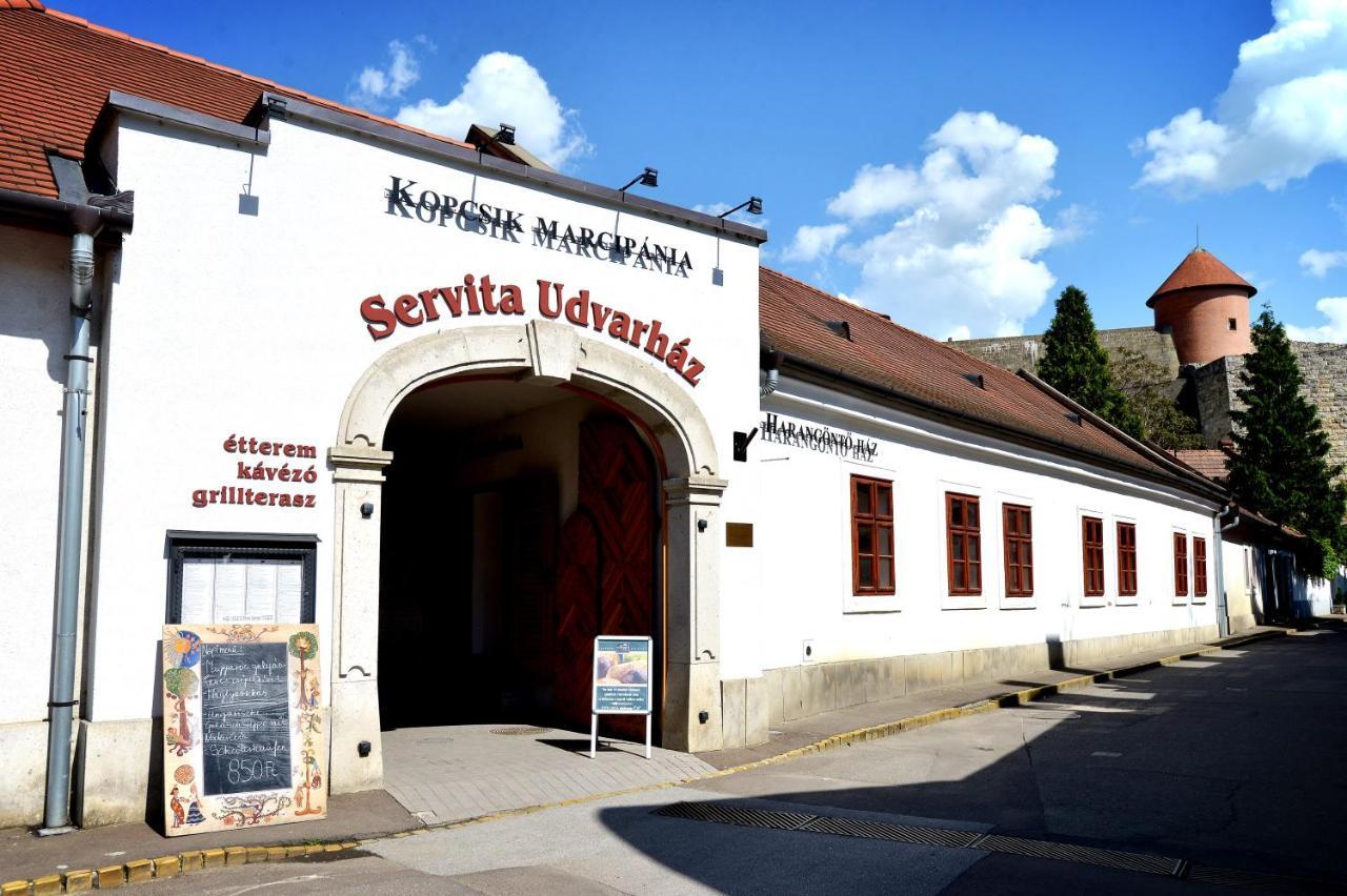 Servita Udvarhaz Eger Buitenkant foto