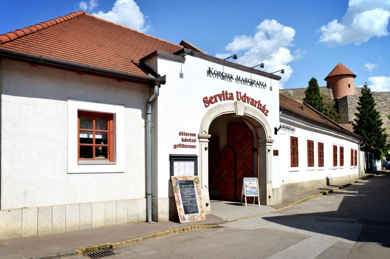 Servita Udvarhaz Eger Buitenkant foto