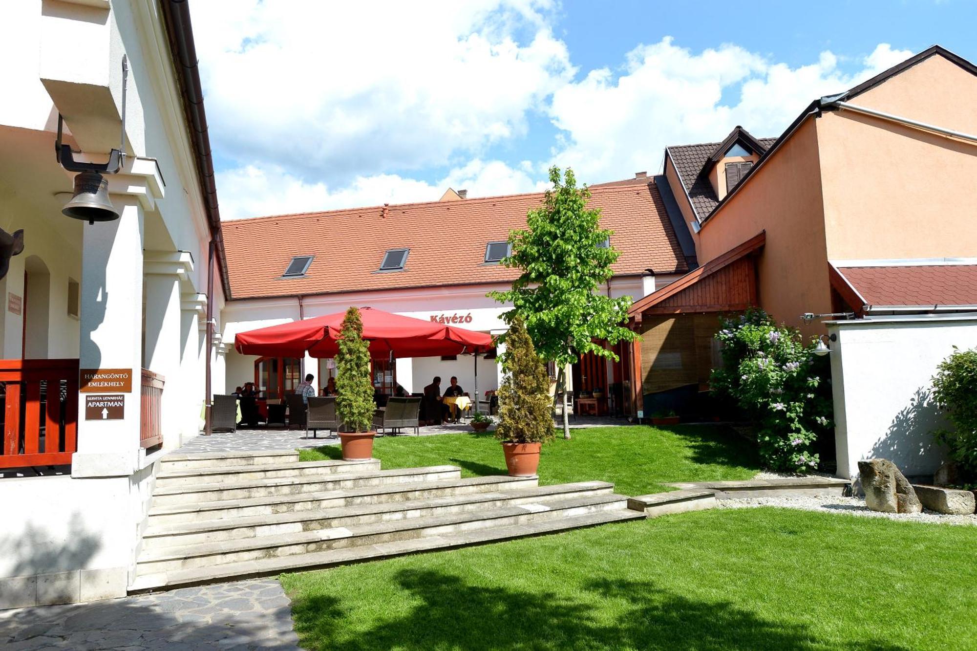Servita Udvarhaz Eger Buitenkant foto