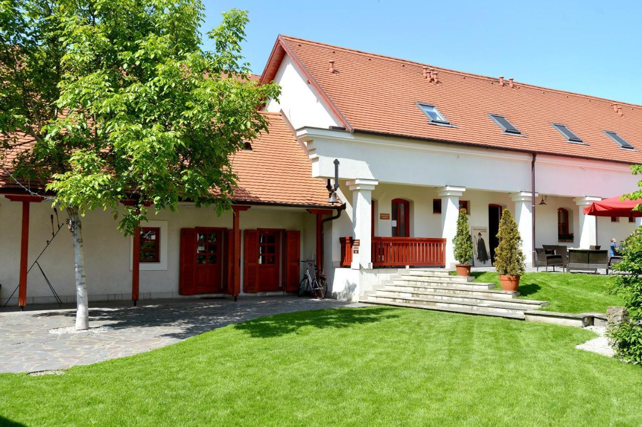 Servita Udvarhaz Eger Buitenkant foto
