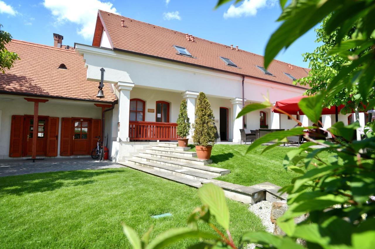 Servita Udvarhaz Eger Buitenkant foto