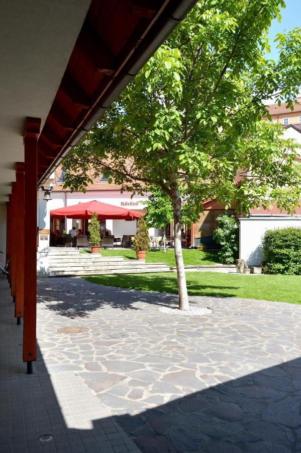 Servita Udvarhaz Eger Buitenkant foto