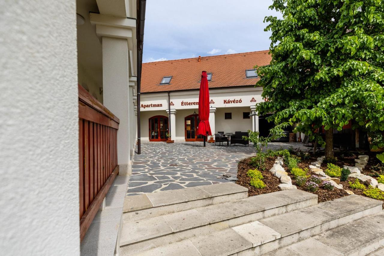 Servita Udvarhaz Eger Buitenkant foto