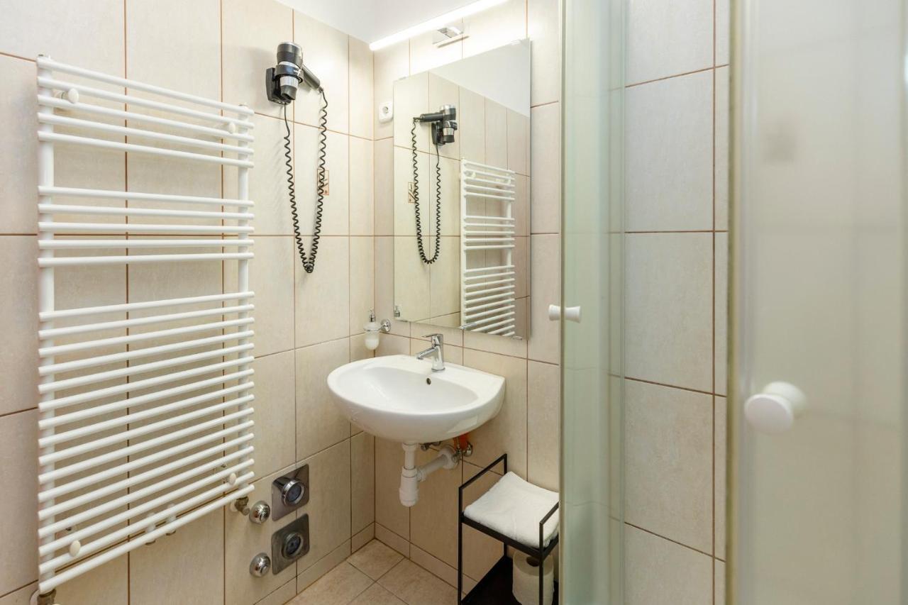 Servita Udvarhaz Eger Buitenkant foto