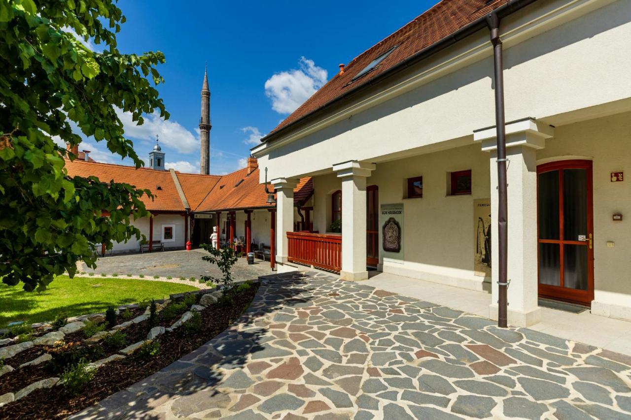 Servita Udvarhaz Eger Buitenkant foto