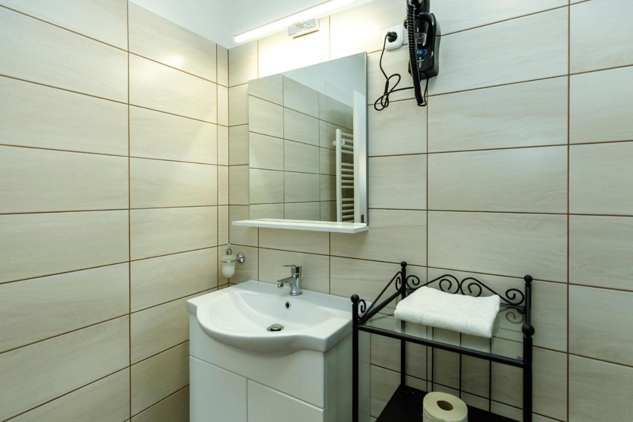 Servita Udvarhaz Eger Buitenkant foto
