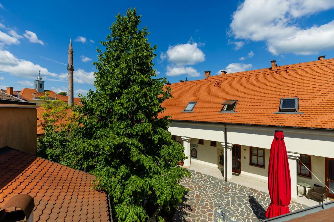 Servita Udvarhaz Eger Buitenkant foto