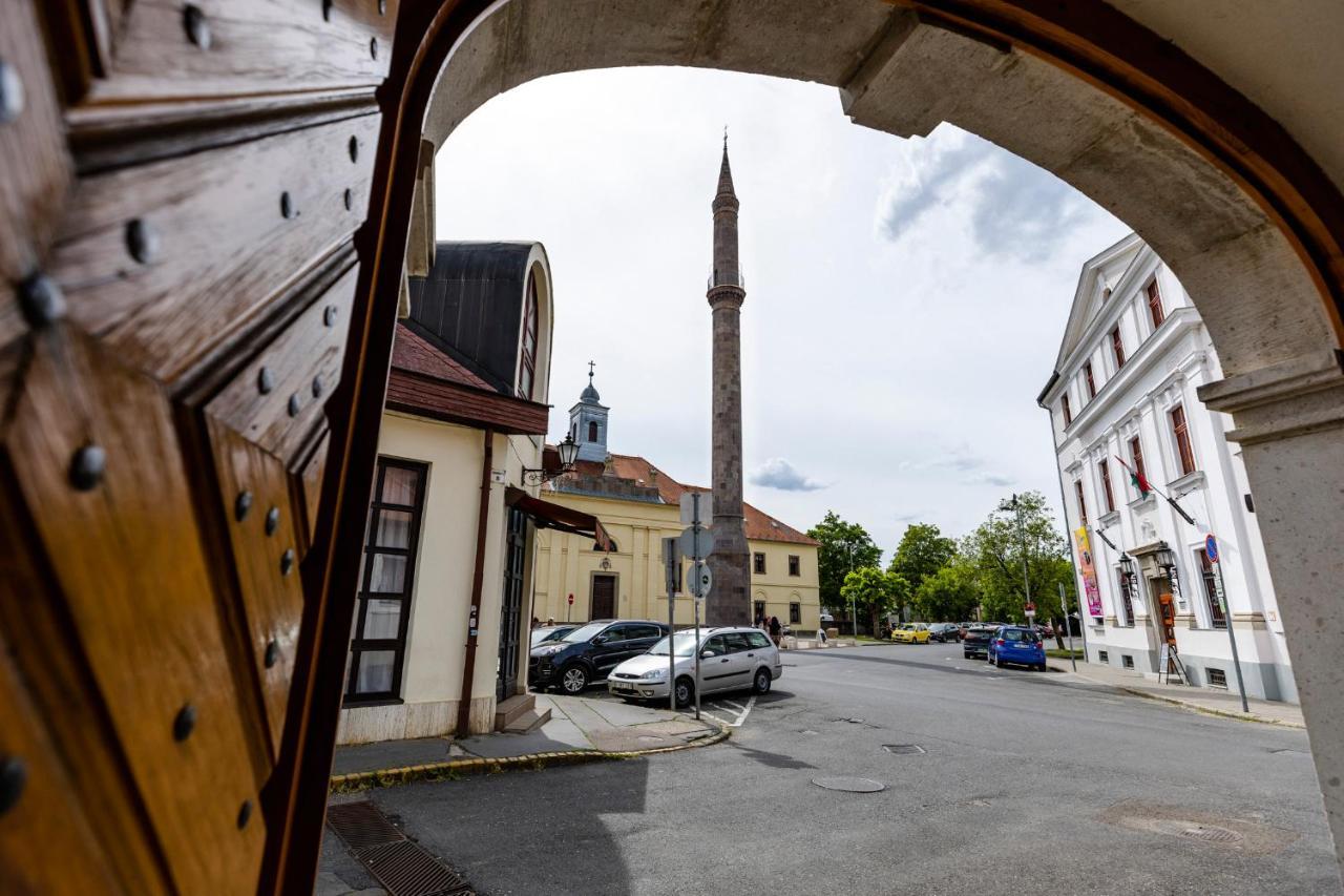 Servita Udvarhaz Eger Buitenkant foto